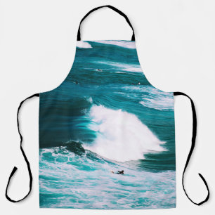 Delantal Persona en tabla de surf con olas oceánicas