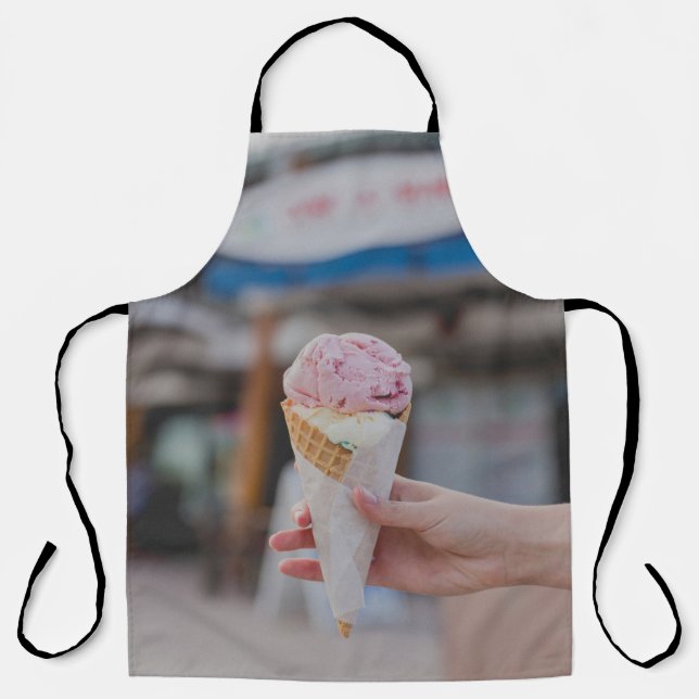 Delantal Persona sosteniendo helado de fresa (Anverso)