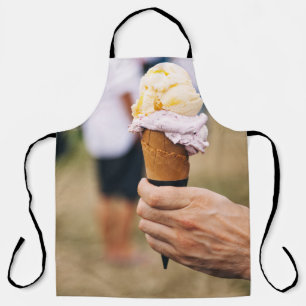 Delantal Persona sosteniendo helado en el cono