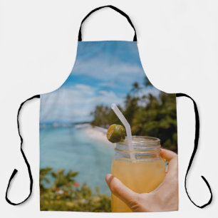 Delantal Persona sosteniendo un frasco de albañil con jugo 