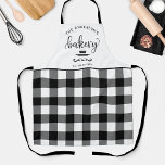 Delantal Personalizado, cocina de pastelería, búfalo, comid<br><div class="desc">Haz que este bonito delantal sea tu propio agregando tu propio texto en el área superior e inferior. Diseño con magnífico guión de "Panadería" en caligrafía escrita a mano, bigote decorativo de huevos y alfiler y patrón de manteca de búfalo a cuadros negros y blancos en el medio y el...</div>