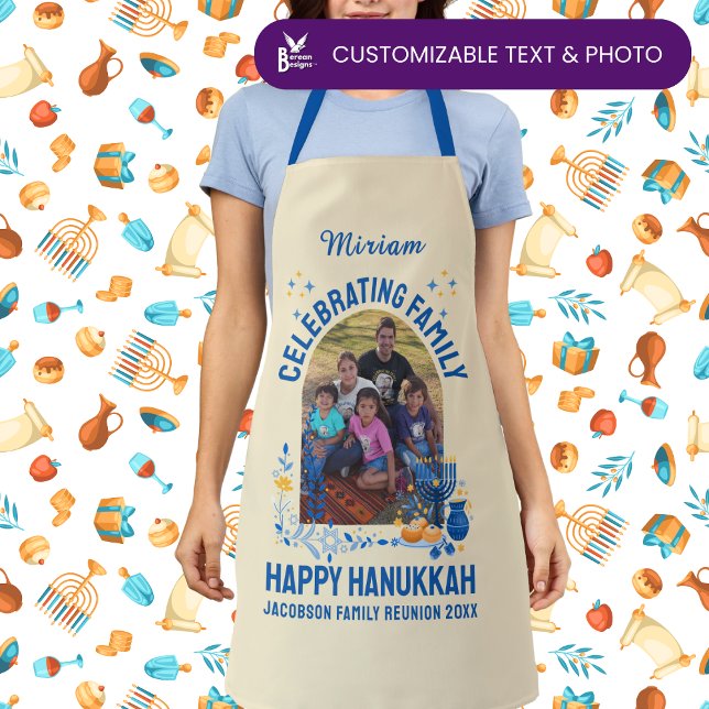 Delantal Personalizado Foto REUNIÓN DE LA FAMILIA HANUKKAH (Personalized CELEBRATING FAMILY Hanukkah apron with customizable photo and name. Matching gifts.)