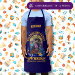 Delantal Personalizado Foto REUNIÓN DE LA FAMILIA HANUKKAH<br><div class="desc">Elegante delantal de Hanukkah en AZUL OSCURO para la REUNIÓN FAMILIAR HANUKKAH con FOTO Y NOMBRE DE PERSONALIZABLE. Ideal para recordar tu ocasión familiar especial. El diseño incluye elementos populares de Chanukah como dreidel, menorah, latke y Star of David, en colores azul y naranja. Sube tu foto y personaliza con...</div>