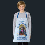 Delantal Personalizado Foto REUNIÓN DE LA FAMILIA HANUKKAH<br><div class="desc">Elegante delantal de Hanukkah en AZUL para la REUNIÓN FAMILIAR HANUKAH con FOTO Y NOMBRE DE PERSONALIZABLE. Ideal para recordar tu ocasión familiar especial. El diseño incluye elementos populares de Chanukah como dreidel, menorah, latke y Star of David, en colores azul y naranja. Sube tu foto y personaliza con tu...</div>