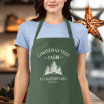 Delantal Personalizado Nombre Familia Navidad Árbol Granja<br><div class="desc">¡Cocina algo de magia navideña con este delantal personalizado! Con el nombre de su familia y el retro diseño de una granja de árboles de Navidad en verde sabio,  es el toque festivo perfecto para el horneado de vacaciones y comidas familiares.</div>