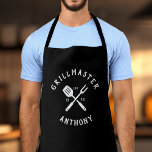 Delantal Personalizado Rústico Moderno GRILLMASTER Guay Ret<br><div class="desc">Retro fresco delantal personalizado GRILLMASTER bbq en un diseño tipográfico estilo logo con tu nombre personalizado y año de nacimiento. Gran regalo para el día del padre o un regalo de cumpleaños único para el hombre que ama la barbacoa. Esta es la versión negra.</div>