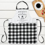 Delantal Personalizado Texto, cocina de juego de búfalo en<br><div class="desc">Haz que tengas este precioso delantal de patrón de cuadros negros y blancos,  con capacidad para personalizar de las cuatro áreas de texto con tu propio mensaje! Diseño con una hermosa zona para tu texto,  realzado con espátula,  mezclando tazones,  tenedor y detalles de whisky. ¡Excelente idea de regalo!</div>