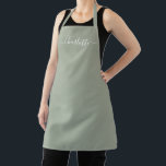 Delantal Personalizado verde sage moderno nombre guión mono<br><div class="desc">Personalizado verde sabio personalizado de escritura moderna nombre de texto monogramo color sólido liso y elegante estilo elegante moda sabio verde y blanco cocina de texto Apron. Personalizar, personalizarla con nombre, cita, frase o texto, monograma o iniciales o nombre comercial. Excelente para cocineros, chefs, cerámica, artesanía, trabajo, cocina, horneado, barbacoa,...</div>