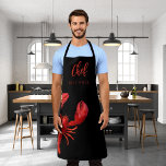 Delantal Pescado de langosta rojo hierve fiesta cocinero<br><div class="desc">Náutica,  verano y mar. Una langosta roja sobre fondo negro. El texto: Chef con un guión moderno de estilo rojo con letras. Personaliza y agrega tu nombre.</div>