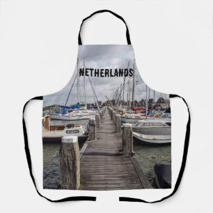 Delantal Pier con embarcaciones y yates en Marken Netherlan