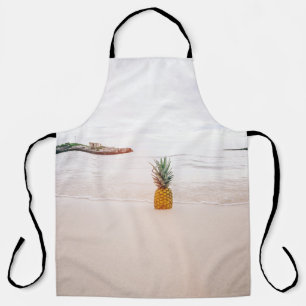 Delantal Piña en la arena cerca de la playa