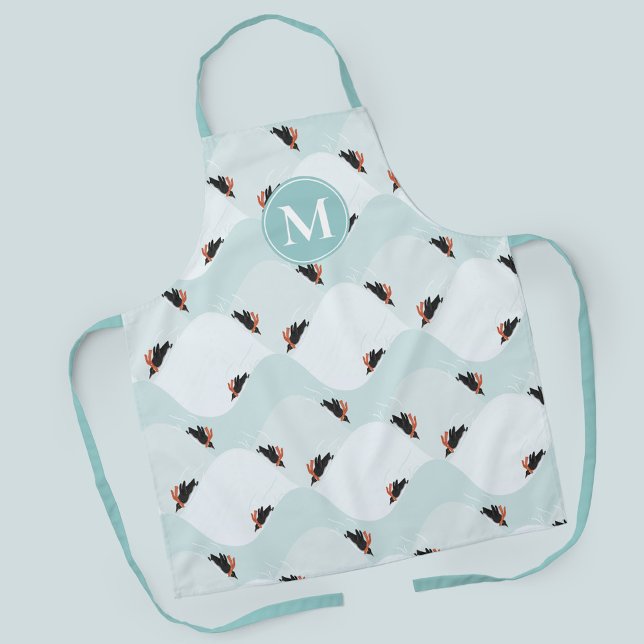 Delantal Pingüinos juguetones deslizándose sobre el patrón  (Penguins sledding in the snow patterned apron with customizable monogram)