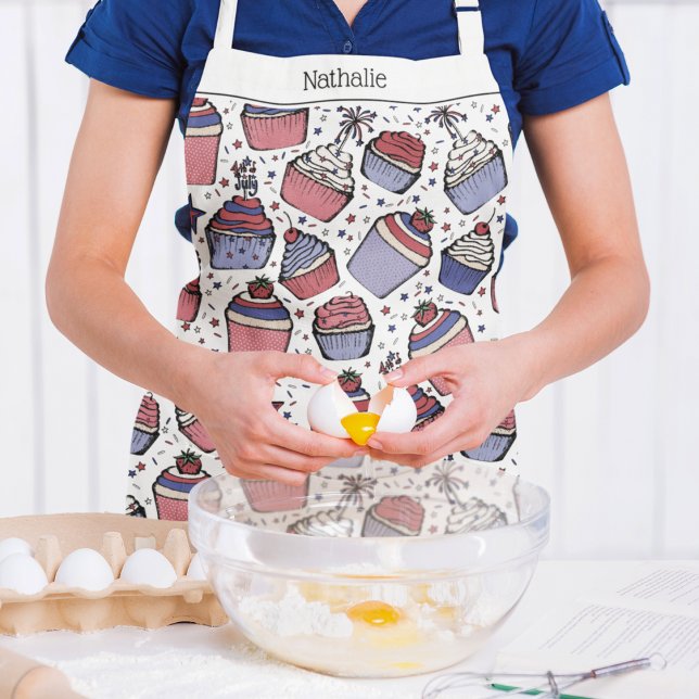 Delantal Pink Patriotic 4 de Julio Cupcakes Personalizado (Fun July 4th Personalized Hand-Drawn Cupcakes Apron with July 4th Toppers, Strawberries & Cherries. )