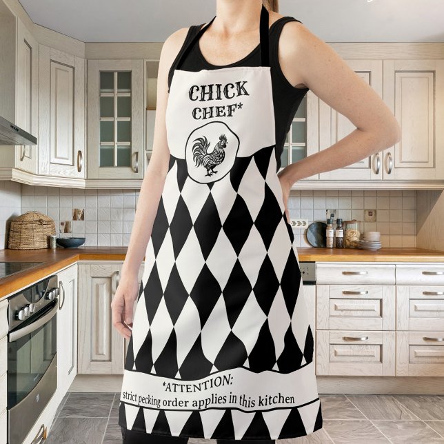 Delantal Pollo divertido negro y fuera de blanco (Funny chef apron featuring a black and (off) white (ivory) retro design with a chicken)