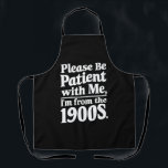 Delantal Por favor, ten paciencia conmigo, soy de los años<br><div class="desc">Por favor,  ten paciencia conmigo,  soy de los años 1900</div>