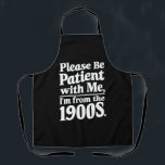 Delantal Por favor, ten paciencia conmigo, soy de los años<br><div class="desc">Por favor,  ten paciencia conmigo,  soy de los años 1900</div>