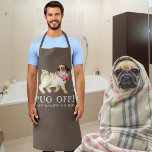 Delantal ¡Pug off! nombre personalizado pug art perro marró<br><div class="desc">¡Pug off! nombre personalizado pug art perro lavando delantal. Cute pug perro acuarela arte con texto blanco personalizable. ¡En este momento se lee pug off! Estoy lavando al perro. Nariz original en el arte de la acuarela del tiburón de aire y diseño de Sarah Trett para www.mylittleeden.com</div>
