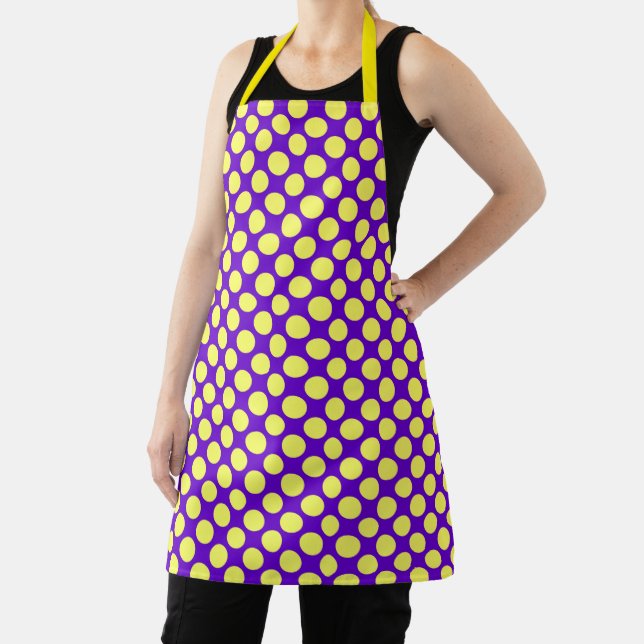 Delantal Puntos de Polka Amarillo con fondo morado STaylor (in situ)