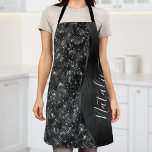 Delantal Purpurina negro metálico personalizado<br><div class="desc">Personalice fácilmente este metalizado cepillado negro y glamoroso delantal con patrones de purpurina con su propio nombre personalizado.</div>