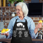 Delantal Regalo personalizado con los nombres de los nietos<br><div class="desc">Este delantal personalizado es perfecto para la abuela. Cuenta con un oso negro rústico sobre un fondo blanco y está hecho con un 100% de poliéster. El delantal está diseñado para proteger tu ropa mientras cocinas o cocinas. También es ideal para el uso diario en la casa. El delantal está...</div>