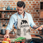 Delantal Regalo personalizado con los nombres del nieto<br><div class="desc">¿Te encanta pasar tiempo con tus nietos? Si es así, entonces te encantará este delantal personalizado. Es perfecto para cocinar o hornear con sus nietos. El delantal está hecho de telas de alta calidad y tiene un oso negro rústico sobre un fondo blanco roto. Esto lo convierte en el regalo...</div>