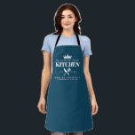 Delantal Reina de la cocina dama chef azul personalizado<br><div class="desc">¡Un regalo perfecto para tu madre,  abuela,  hermana o cualquier mujer importante en tu vida que ame cocinar! Reina del Apron de la Cocina. ¡Fácil de personalizar!</div>