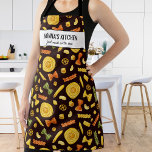 Delantal Restaurante italiano de pasta, chef Nonna Personal<br><div class="desc">Un delantal divertido con un patrón de pasta casera montada sobre un fondo negro y dos líneas de texto personalizado. Añade el nombre de una persona, el nombre de tu Nonna, el nombre del restaurante, el café o el nombre de la tienda, o borra el texto y el rectángulo y...</div>