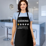 Delantal Revisión divertida | No Se Recomendaría La Cocina<br><div class="desc">Divertido delantal de cocina con la palabra "COOKING",  con 1 de 5 estrellas,  una mala reseña que dice "sobrevalorado,  no se lo recomendaría a nadie",  y su nombre.</div>