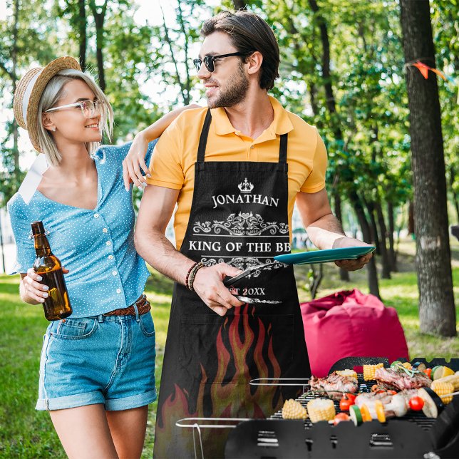 Delantal Rey de la barbacoa (King of The BBQ Funny Quote Initial Name Vintage Apron)