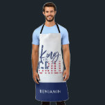 Delantal Rey de la parrilla<br><div class="desc">Rey de la parrilla, el regalo perfecto para el chef de verano en su vida. Una idea de cumpleaños, Navidades, Día de la Madre o padre regalo de día o sólo un agradecimiento por un día increíble! En rojo patriótico, blanco y azul con un guión de moda y un fresco...</div>