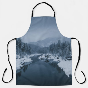 DELANTAL RÍO RODEADO DE CAMPO CUBIERTO DE NIEVE CON PINO T