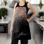 Delantal Rosa Oro Rubor Purpurina Rosa Girly Monograma Nomb<br><div class="desc">Oro Rosa - Purpurina de espuma rosada y negra de Rubor Cepillado con nombre de monograma Metalizado Apron. Esto hace que el dulce perfecto cumpleaños 16, boda, ducha de novia, aniversario, ducha de bebé o fiesta de soltera sea regalo para alguien que ama el lujo glam y los estilos de...</div>