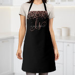 Delantal Rosa Oro Rubor Purpurina rosa Glam Monograma Nombr<br><div class="desc">Glam Rosa Purpurina Oro Elegante Monograma Apron. Personalice fácilmente este diseño de delantal de moda de moda con un elegante purpurina brillante de oro rosa sobre un fondo negro. El diseño incluye su monograma manuscrito con remolques de bonito y su nombre.</div>