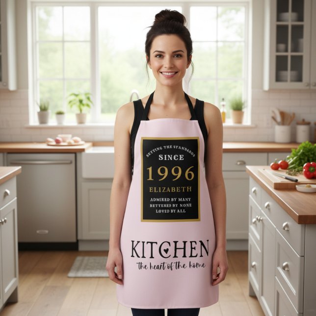 Delantal rosa personalizado para cumpleaños 30 (Born 1996 pink apron worn in a kitchen)