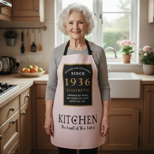Delantal rosa personalizado para cumpleaños 90 (1936 apron worn in a kitchen)