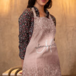 Delantal Rosa Purpurina de oro Aspecto Monograma metálico C<br><div class="desc">Este diseño se puede personalizar eligiendo la opción personalizar para añadir texto o realizar otros cambios. Si este producto tiene la opción de transferir el diseño a otro artículo, asegúrese de ajustar el diseño para que se ajuste si es necesario. Contáctame en colorflowcreations@gmail.com si deseas tener este diseño en otro...</div>