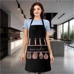 Delantal Rosa Utensilios de oro Horneado personal del chef<br><div class="desc">Este diseño puede ser personalizado en el área proporcionada cambiando la foto y/o el texto. O puede personalizarse eligiendo la opción de hacer clic en el personalizar y borrar o cambiar el color del fondo, agregar texto, cambiar el color o estilo del texto o eliminar el texto para un diseño...</div>