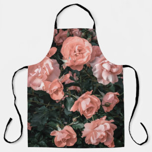 Delantal rosas rosadas pasteles que crecen en el jardín en