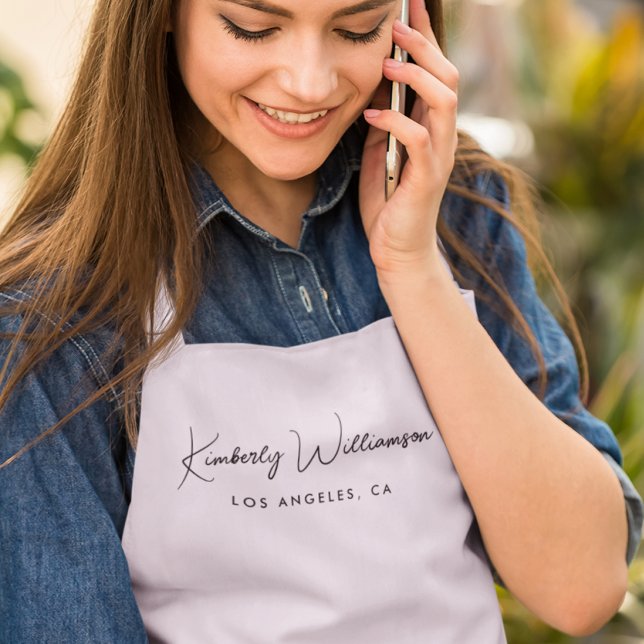 Delantal Salón rosa con guión de firma de moda (Empower your name in our signature script as your logo and brand identity)