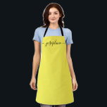 Delantal Sencilla Moda amarilla negra elegancia Nombre Scri<br><div class="desc">Sencilla Moda negra amarilla Elegante Nombre Script Apron Brillo su viaje culinario: este vibrante delantal amarillo adornado con un guión negro bellamente contrastante no es sólo una prenda de vestir; es un alegre acompañamiento a sus labores de horneado, cocina o jardinería. El nombre personalizado, escrito en elegantes adornos de cola...</div>