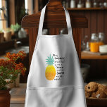 Delantal Ser una cita de tipografía de piña<br><div class="desc">Cita Apron sobre la tipografía de Be A Pineapple: Presentando este ilustracion de una piña con la cita: "Sé una piña, mantente alto, usa una corona y sé dulce por dentro". Recuérdese su amor por todas las cosas tropicales con este delantal fresco. El regalo ideal para un amigo, miembro de...</div>