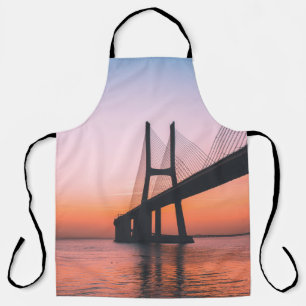 DELANTAL SILHOUETTE DE PUENTE BAJO CIELO CLARO