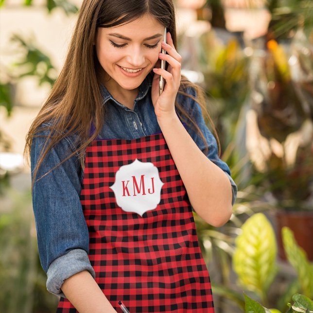 Delantal Simple Cubo Monograma Rojo Negro Búfalo Check (Black and red buffalo check pattern apron with whimsical monogram)