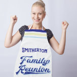 Delantal Su nombre familiar Reunión monogramada<br><div class="desc">El Apron de la Reunión Familiar es un delantal divertido y retro que viene completo con tu apellido. Ya sea que esté asando hamburguesas a la brasa o haciendo un pastel de manzana, este delantal le hará lucir bien y sentirse bien. Es perfecto para reuniones familiares, reuniones y eventos donde...</div>