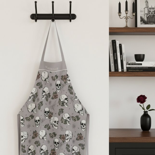 Delantal Taupe Calaveras góticas y Rosas Nombre personaliza (Gothic Halloween or Dia de los Muertos Floral Skull Apron for Her. Skulls, Roses & Webs Fall Pattern)