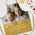 Delantal Te Ama La Abuela Foto Amarilla<br><div class="desc">¡No es mejor cocinar que la abuela! Buscando un regalo especial para tu abuela,  entonces este delantal amarillo mostaza personalizado es perfecto presentando una preciosa foto familiar de los niños,  un diseño de corazón de moda,  el dicho "te amamos abuela",  y los nombres de los nietos.</div>