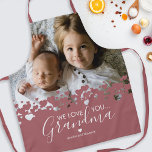 Delantal Te Amas La Abuela Foto<br><div class="desc">¡No es mejor cocinar que la abuela! Buscando un regalo especial para tu abuela,  entonces este delantal personalizado es perfecto presentando una preciosa foto familiar de los niños,  un moderno diseño de lineas del corazón,  el dicho "te amamos abuela",  y los nombres de los nietos.</div>