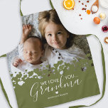 Delantal Te queremos foto de abuela verde<br><div class="desc">¡No es mejor cocinar que la abuela! Buscando un regalo especial para tu abuela,  entonces este delantal personalizado es perfecto presentando una preciosa foto familiar de los niños,  un moderno diseño de corazón verde,  el dicho "te amamos abuela",  y los nombres de los nietos.</div>
