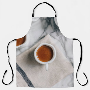 DELANTAL TEACUP BLANCO CERÁMICO LLENO DE LÍQUIDO ROJO