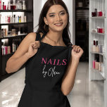 Delantal Técnico de artista de uñas en tipografía moderna<br><div class="desc">Este delantal para pintores de uñas presenta una tipografía moderna y un diseño elegante, perfecto para profesionales de la industria de la belleza. Con su cómodo ajuste y sus prácticos bolsillos, este delantal es a la vez funcional y de moda, ofreciendo una forma ideal de mantenerse organizado mientras muestra su...</div>